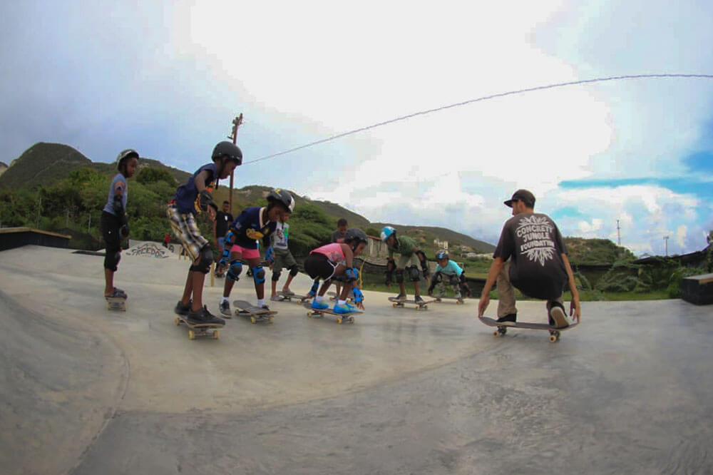 Children on skateboard in Jamaica during an Edu-Skate classe