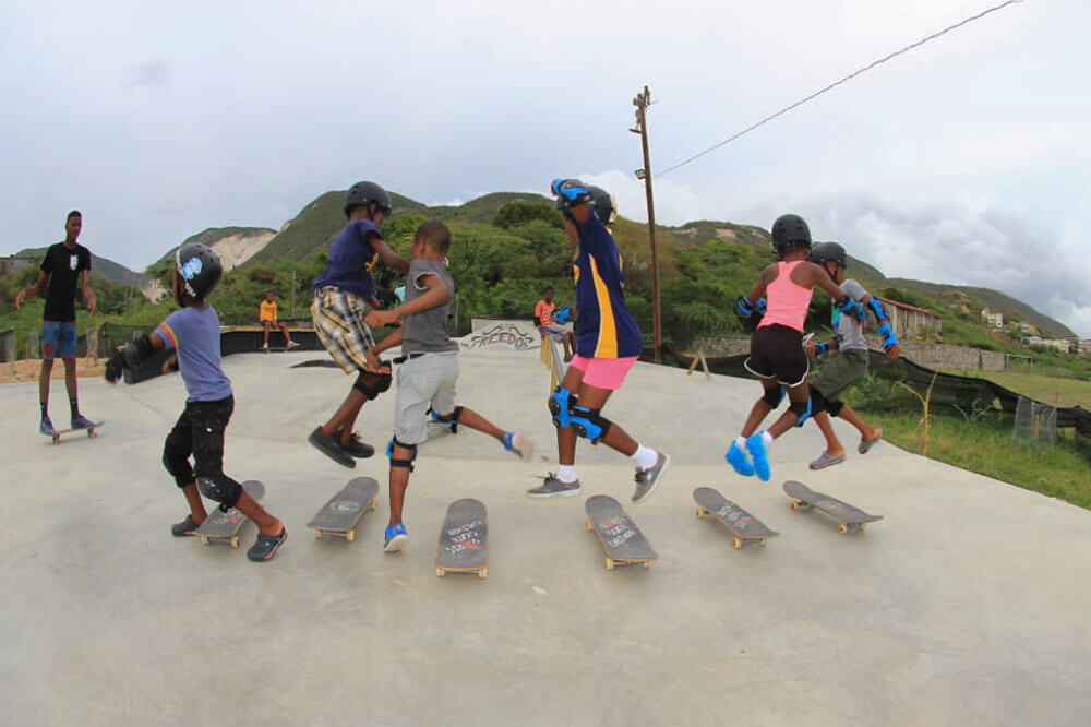 Children on skateboard in Jamaica during an Edu-Skate classe