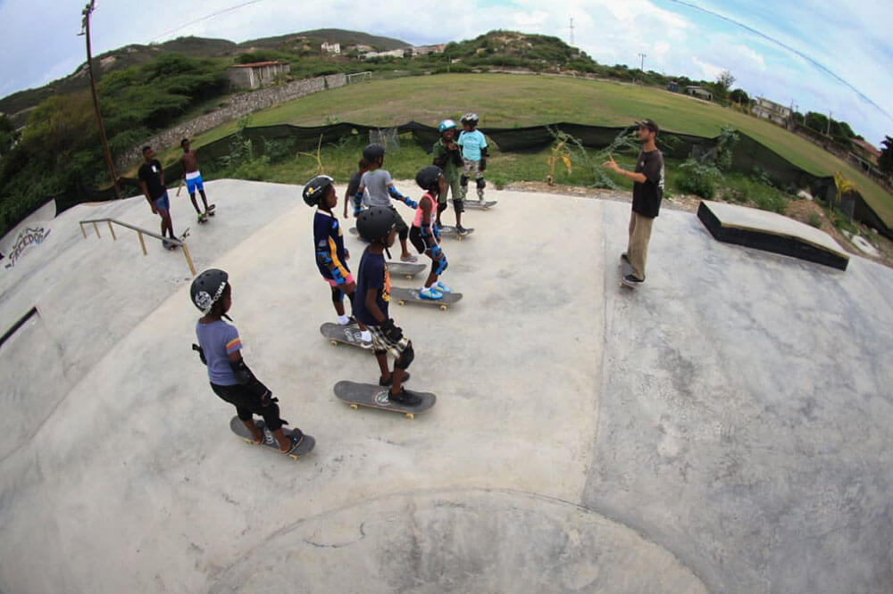 Children on skateboard in Jamaica during an Edu-Skate classe