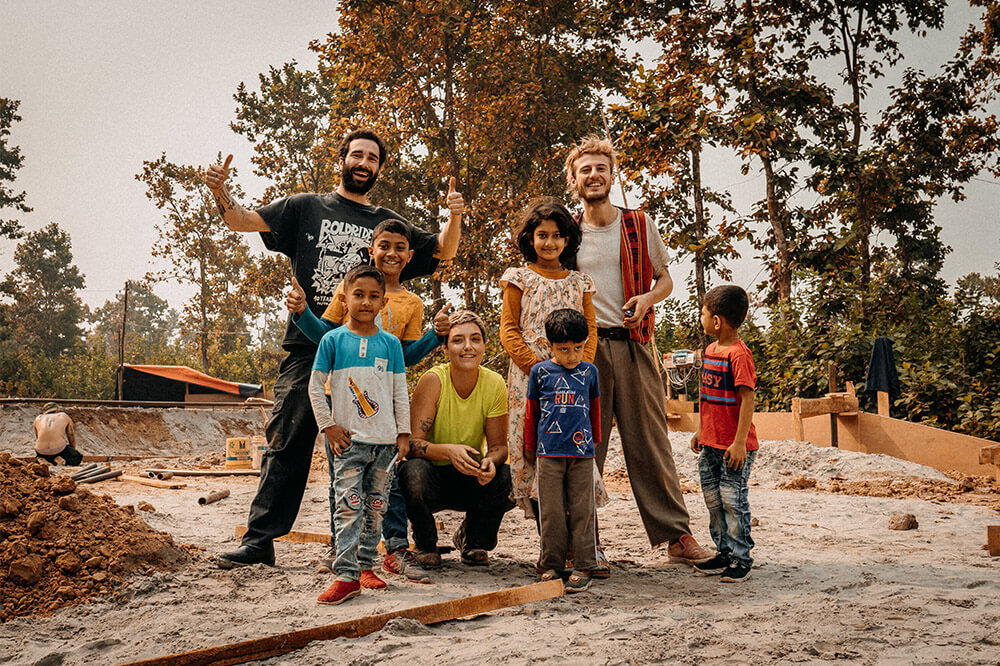 Group picture of builders and children in Bangladesh